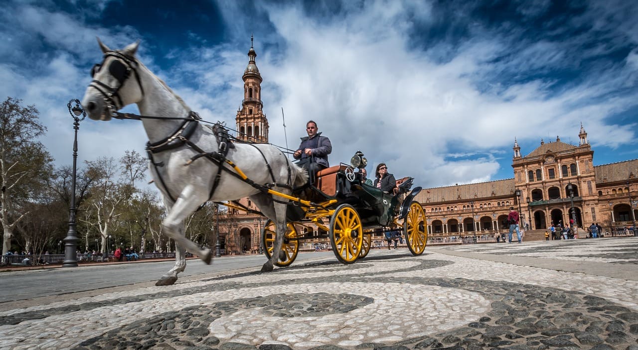 Coche de caballos en la Plaza de España de Sevilla