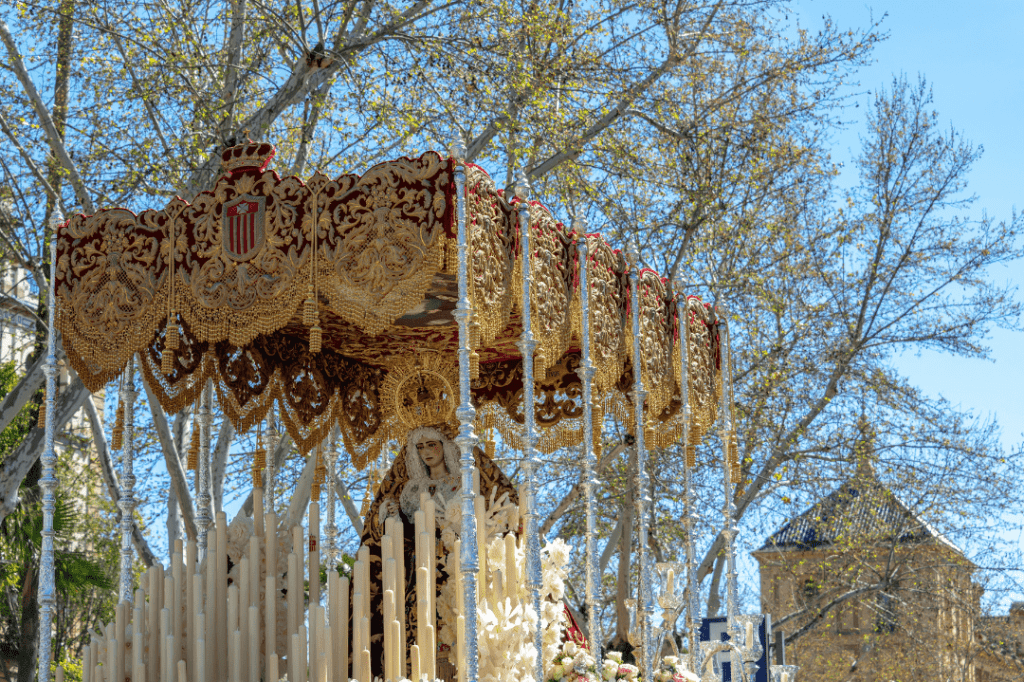 Paso de virgen en la Semana Santa de Sevilla